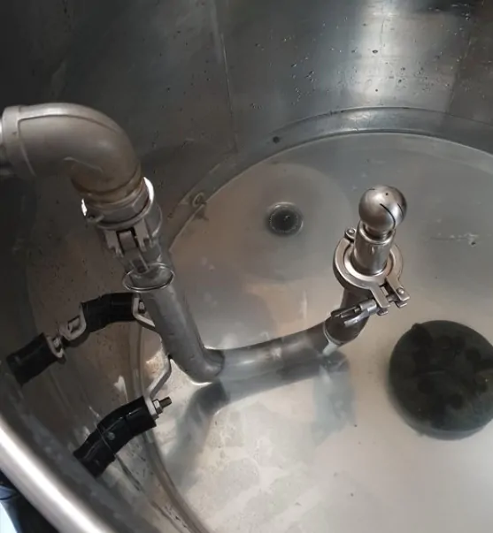 RVS emmerspoeler met sproeibol voor reinigen van speenemmers.