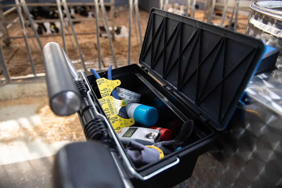 Gereedschapskoffer voor op Holm&Laue melktaxi met oormerken en refractometer.