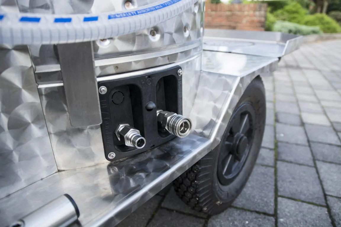 De aansluitingen voor koud water op de RVS melktaxi zijn voor koud water om de melk te koelen na pasteuriseren