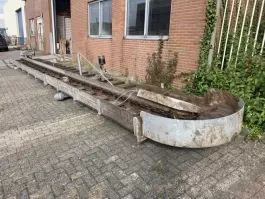 Het ronde deel van de opvoergoot kan er vanaf, zodat hij gewoon vast op het kopanker in de stal gemonteerd kan worden.
