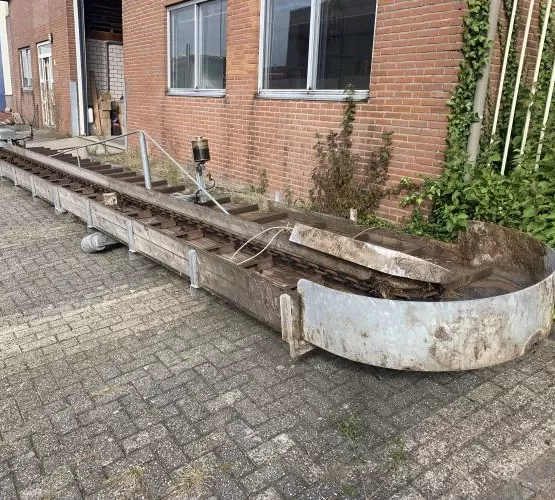 Het ronde deel van de opvoergoot kan er vanaf, zodat hij gewoon vast op het kopanker in de stal gemonteerd kan worden.