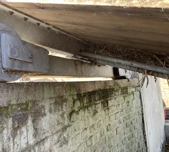 De mestladder is zwenkbaar en kan met de stalen wielen over een muur draaien. Deze opvoergoot is ook met een vaste poot te monteren.
