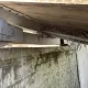 De mestladder is zwenkbaar en kan met de stalen wielen over een muur draaien. Deze opvoergoot is ook met een vaste poot te monteren.