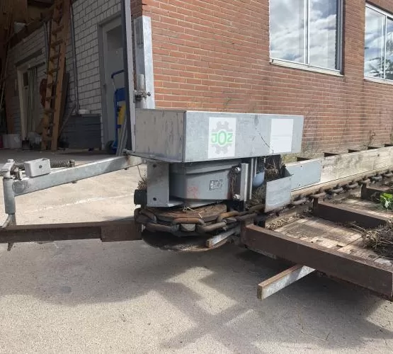 Gebruikte mest-transporteur met aandrijving in goede staat.